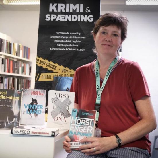Hanne sidder med krimibøger