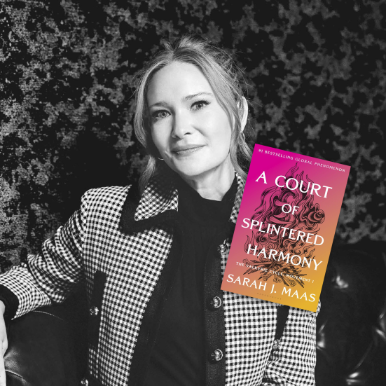 Portræt af forfatter, Sarah J. Maas. Indsat på billedet er forsiden på bogen "A Court of Splintered Harmony"