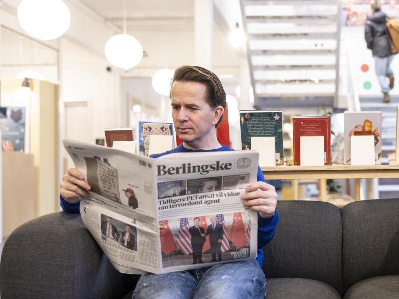 Mand læser avis