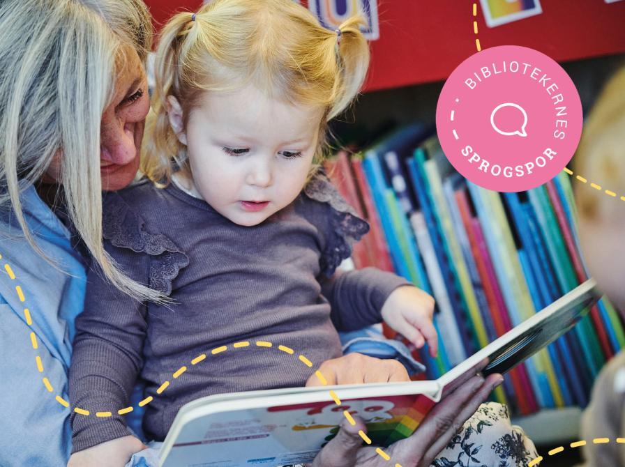 En bedstemor sidder og læser højt med sit barnebarn