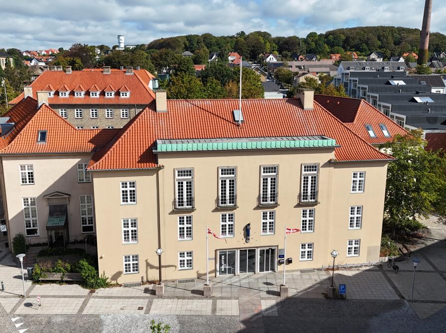 Det gamle rådhus i Nørresundby set lidt oppefra