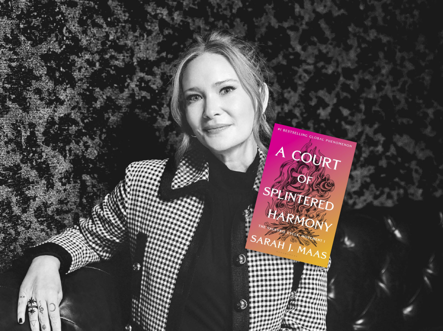 Portræt af forfatter, Sarah J. Maas. Indsat på billedet er forsiden på bogen "A Court of Splintered Harmony"